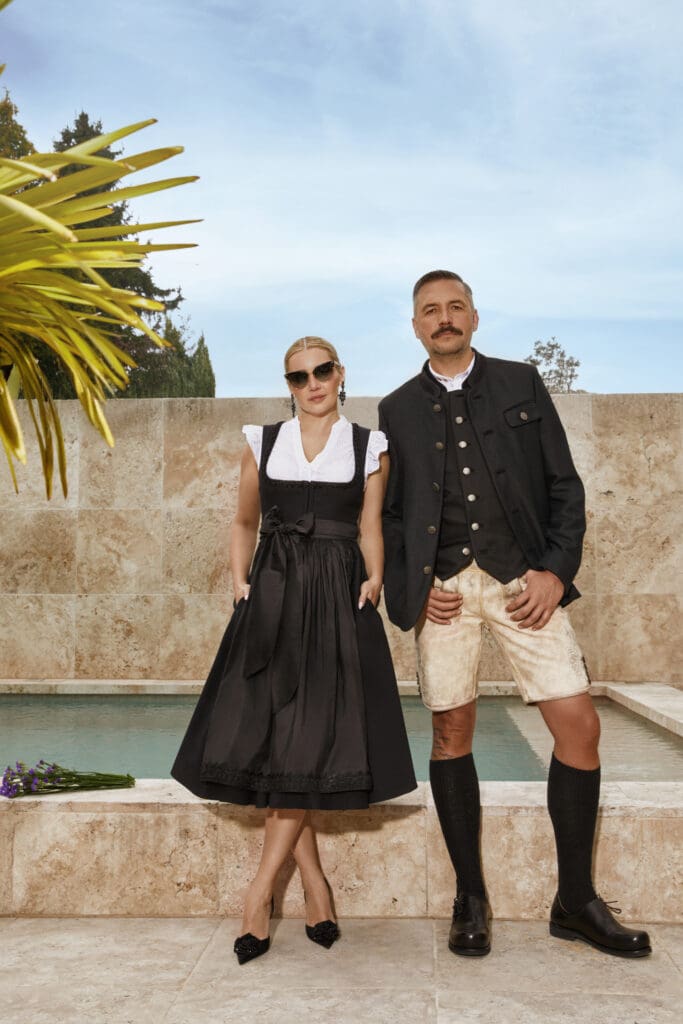 Pärchen in Tracht. Schwarzes Dirndl, schwarzer Janker, Hirschlederhose.